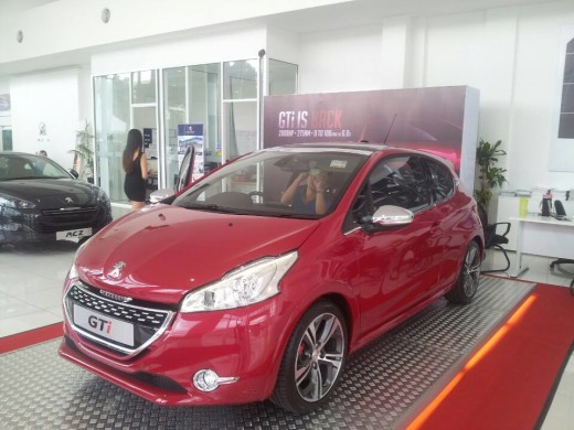 Peugeot 208 GTi side view