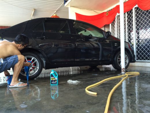 end the car cleaning on the wheels