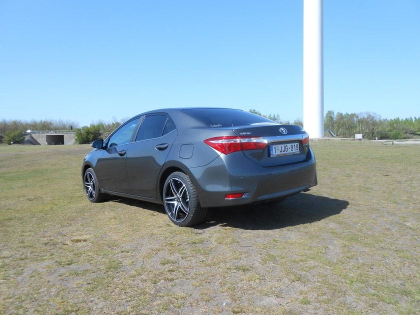 Corolla Altis 1.6 CVT Lounge 2015 white 18 inch Brock Wheel Back View