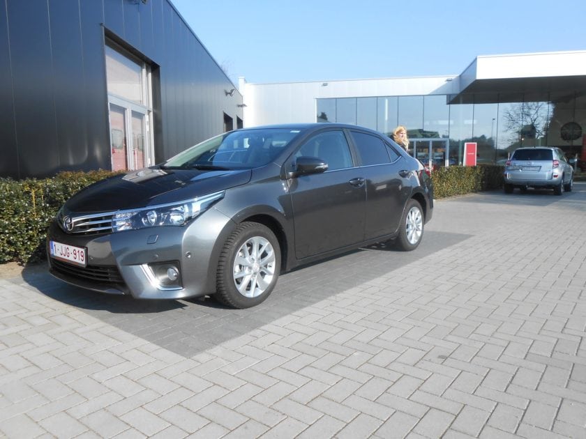 Corolla Altis 1.6 CVT Lounge 2015 white 18 inch Brock Wheel Side View 2