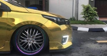 Lowered and negative chamber angel wheel of the gold Toyota Altis